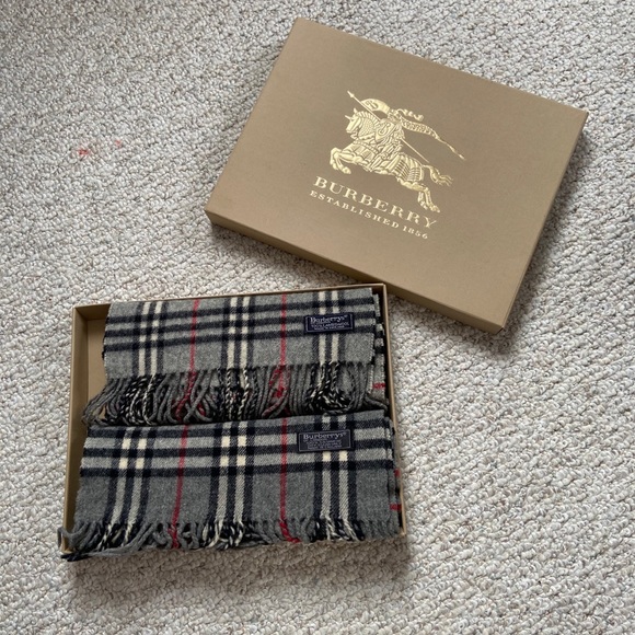 ❗️Sold❗️Set of 2 Burberry 🧣 scarves